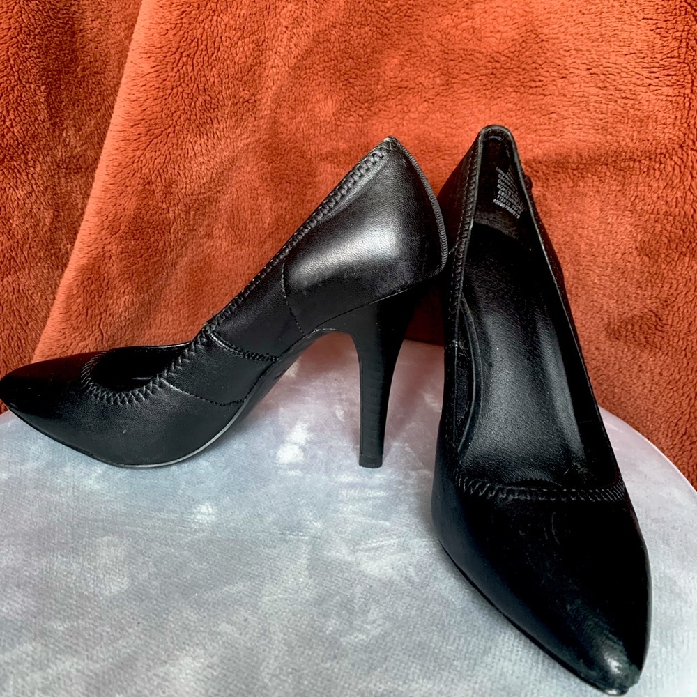 Vera Wang black heels |6|